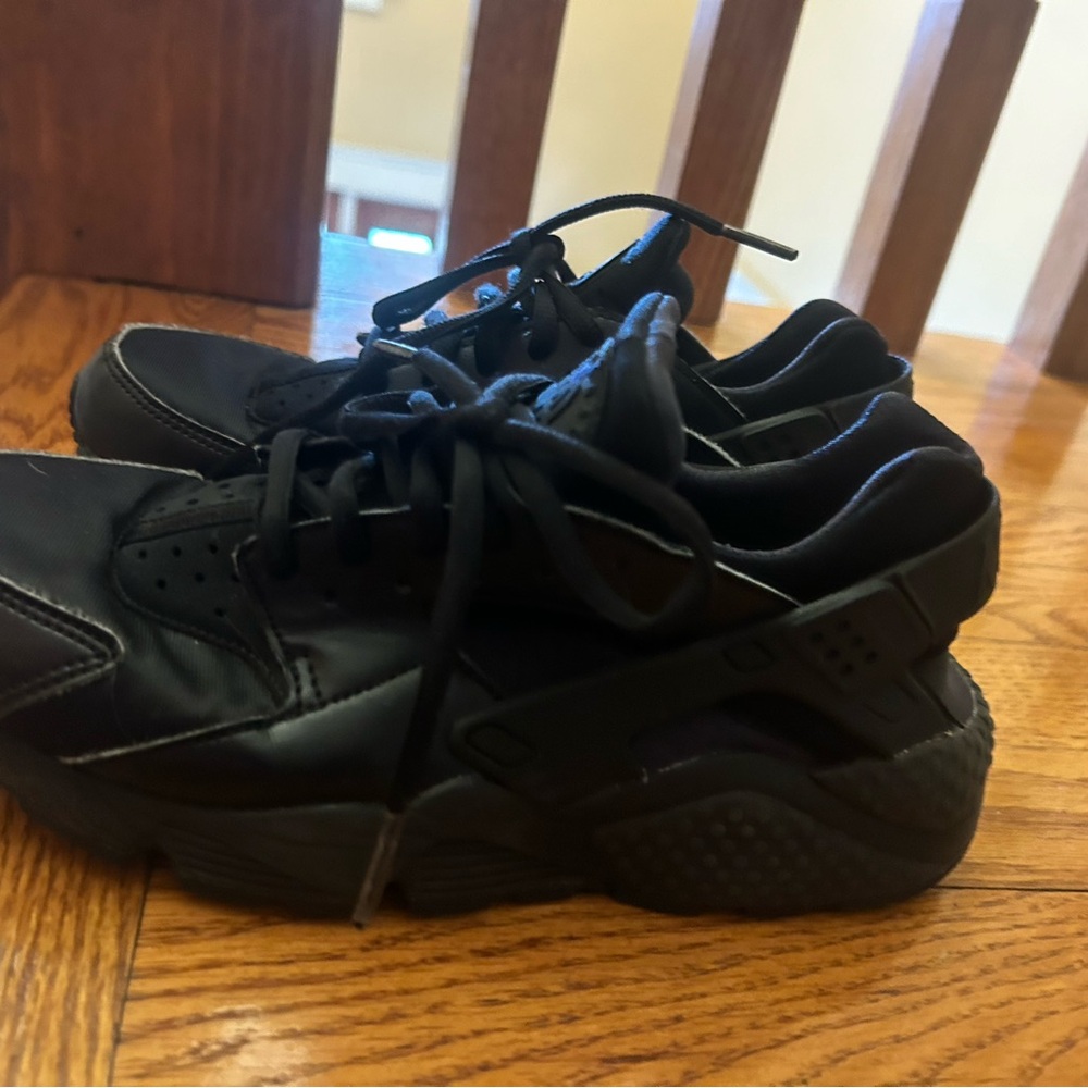 Black Nike huaraches